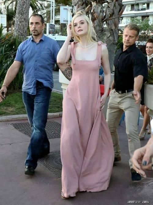 你可以礼貌要求，但无权强制查对方手机；强行翻看/抢夺，你反而违法。
二、为什么不