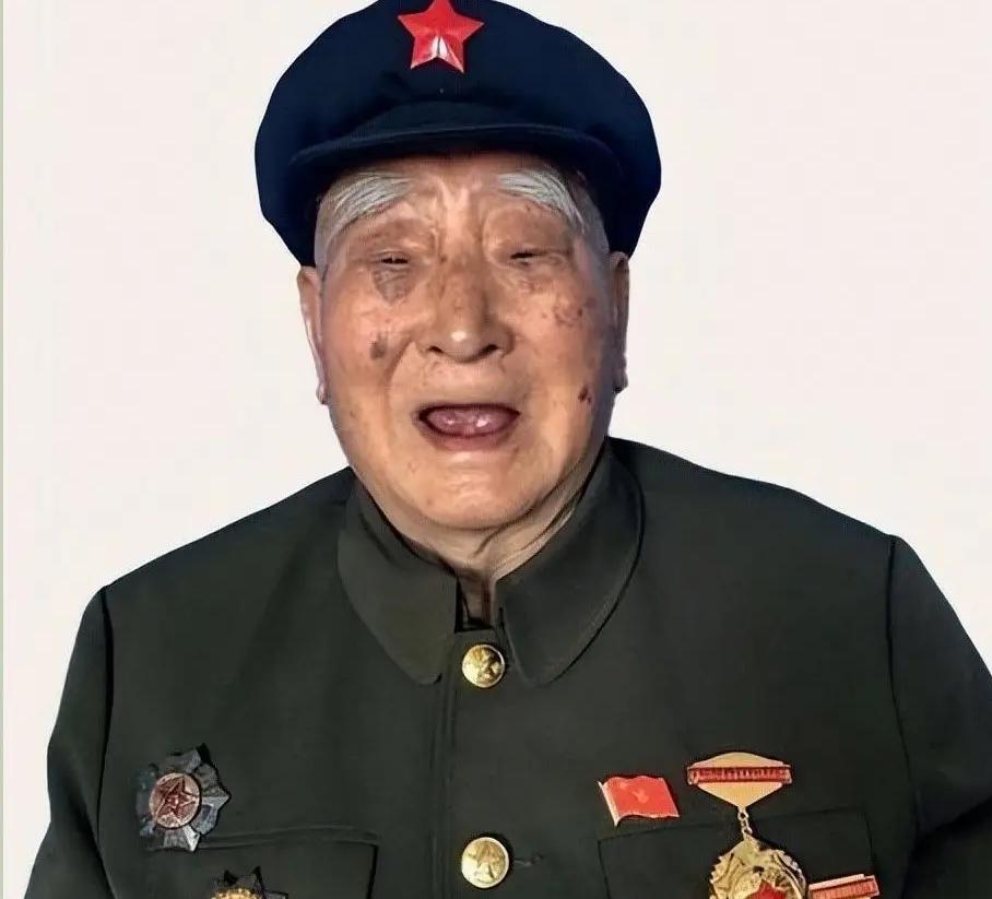 1943年，八路军政委秦光腰部中弹，两个汉奸走到了他身边要补刀。突然，秦光低声说