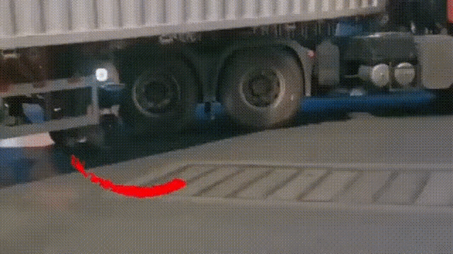 电动车从大货车轮胎下穿过！！！这太夸张了！命都不要了！！ ​​​