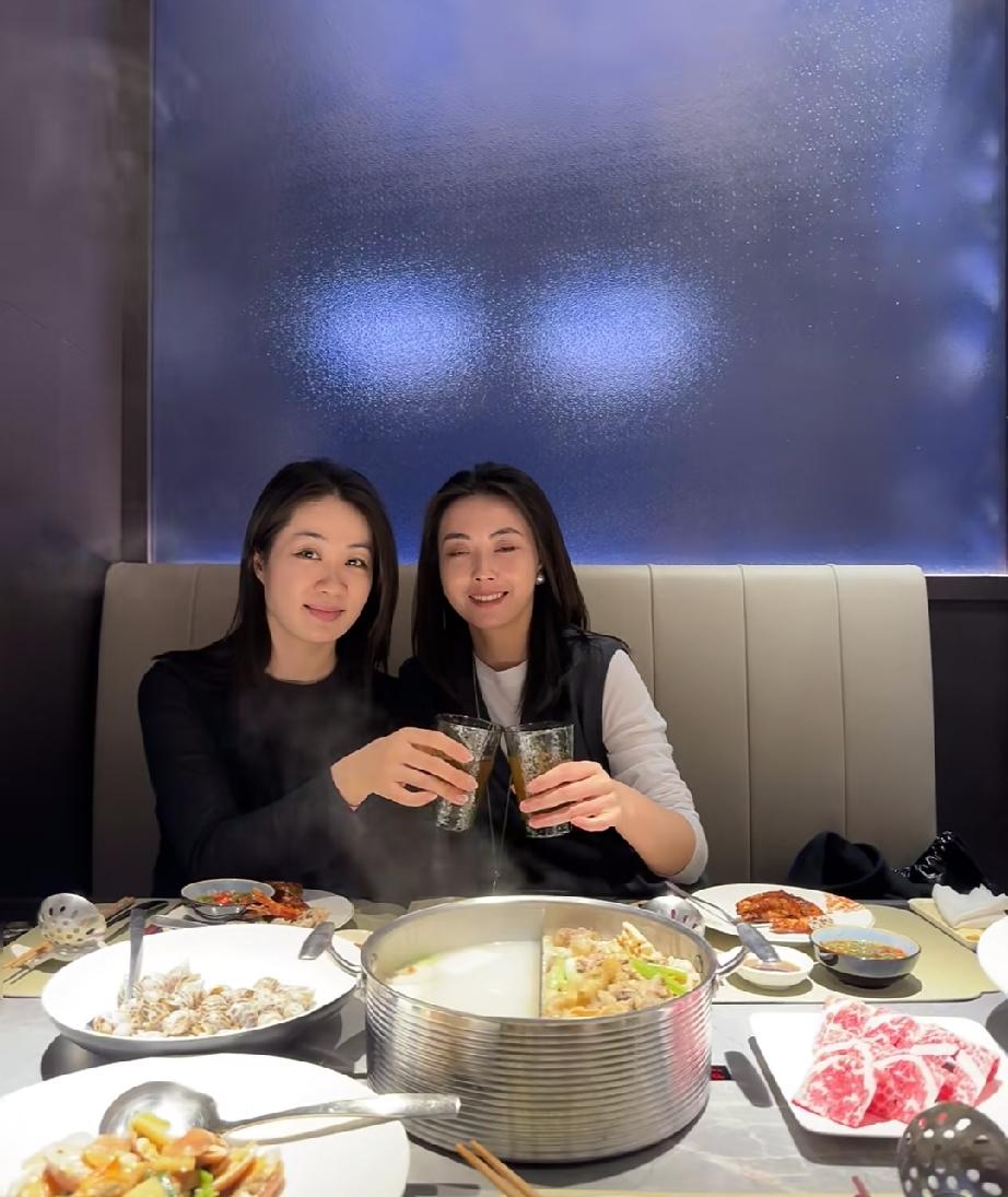 昨晚闺蜜喝多了，死死搂着我脖子，指甲都刮到我后颈了，喷着一嘴酒气凑到我耳边说：“