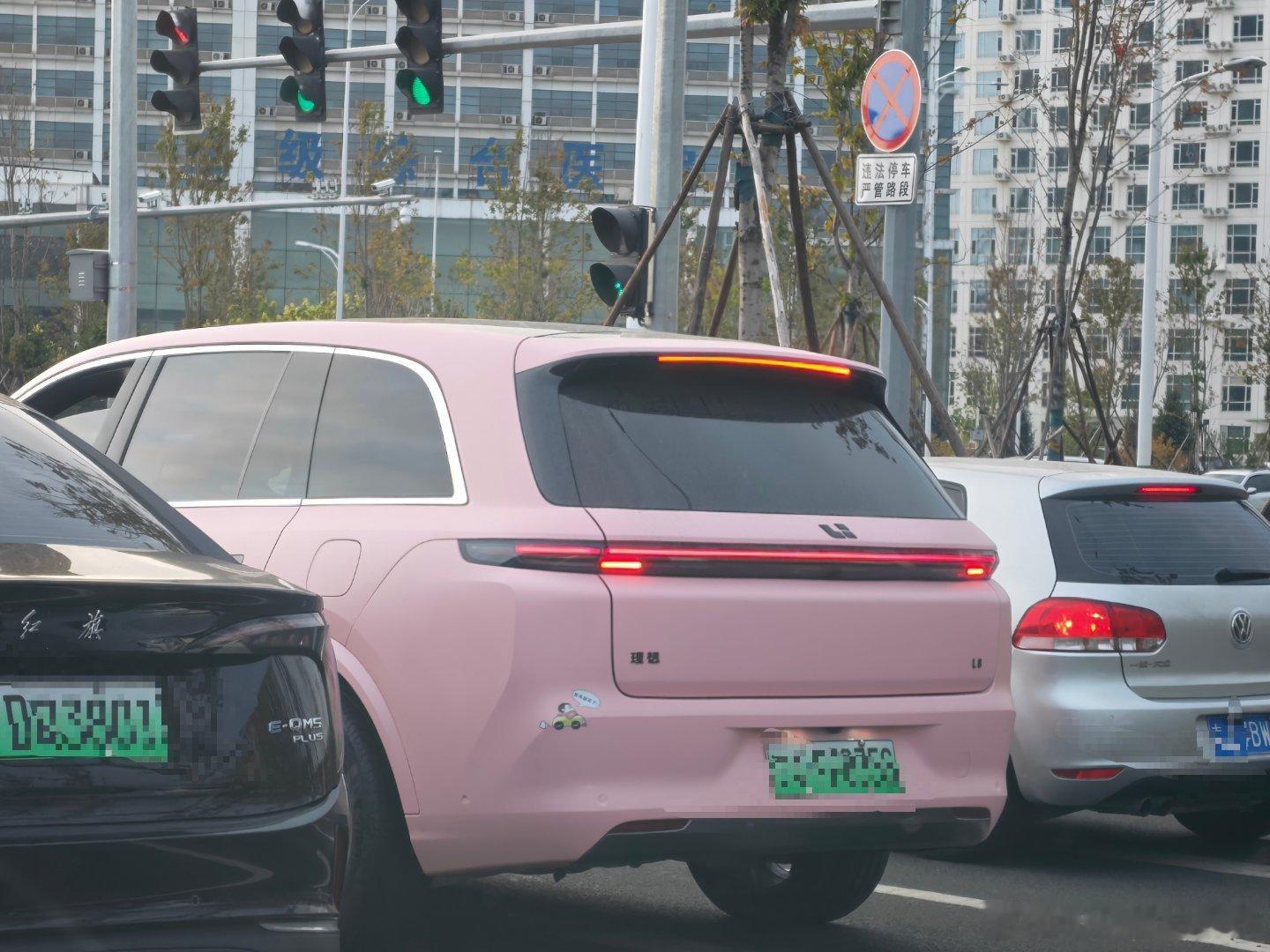 今天路上看到一个粉色理想L8我在想理想中大型6座SUV的继任者新一代理想L7什么