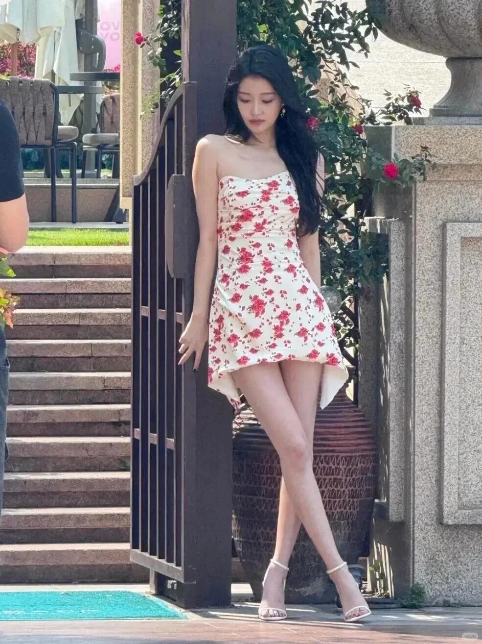 喔天，她真的是正常人吗？ 天呐！孙怡这路透也太好看吧!身材绝了，这大长腿，原相机