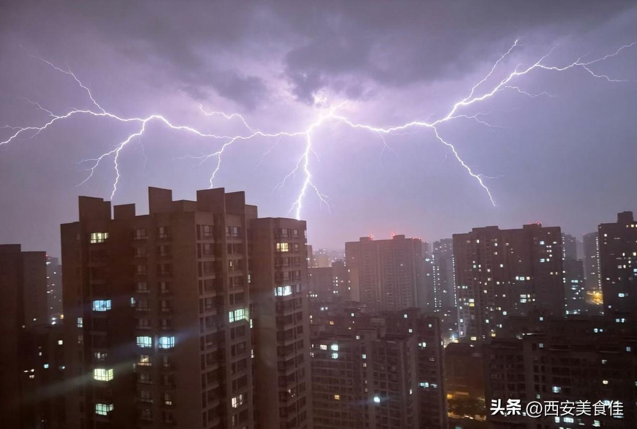 大半夜狂风大作，响雷滚滚。
西安的小伙伴，你们昨夜都睡好了吗？
西安奇幻天气 今