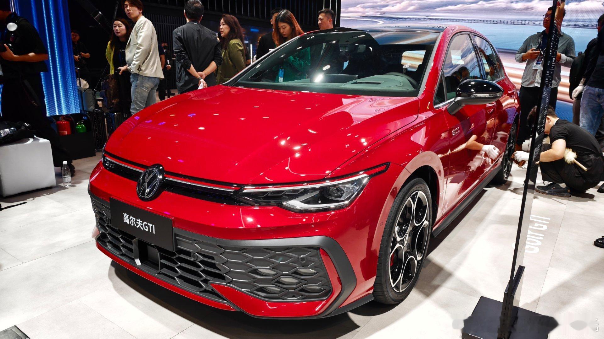 每次看到这车都有点想买一辆0公里收藏，无论性能怎么样，这代的设计还是激情与情怀值