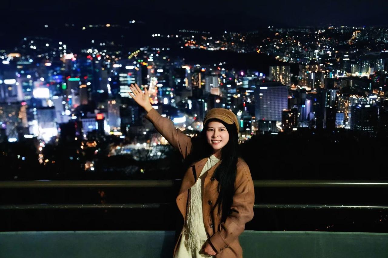 用一万步，换一次首尔塔的俯瞰。

城市的夜色很美，但好像也没有想象中那么惊艳。