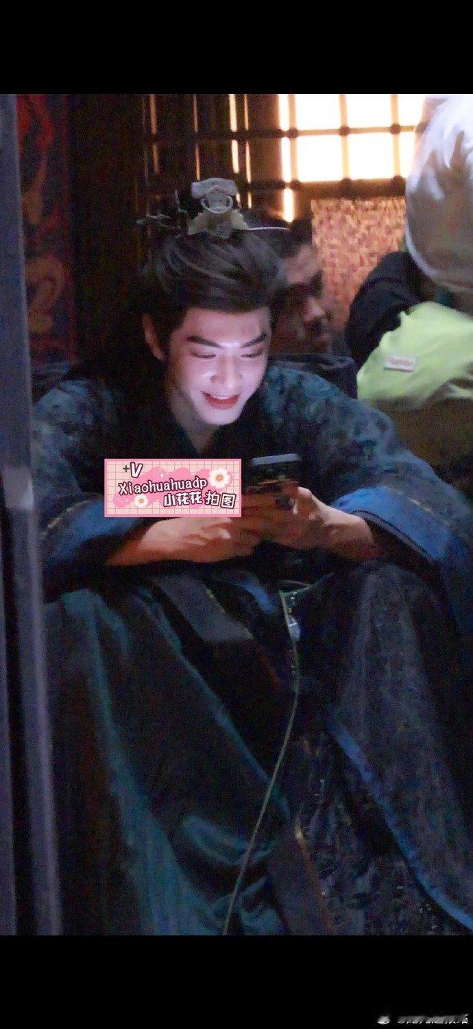 陈哲远在玩什么这么开心 陈哲远玩手机笑得好甜！这笑容也太萌了吧 到底看到什么了这
