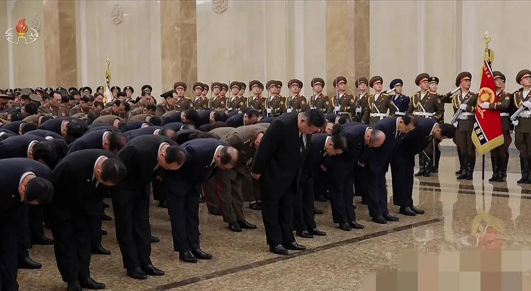 就在刚刚，金正恩做出一个重大举动。

朝鲜领导人金正恩今天（12月17日）在已故