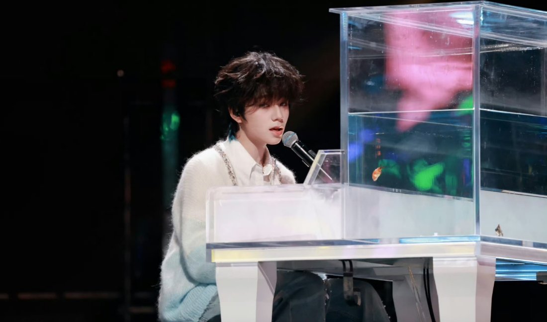 王橹杰碧色挑染王橹杰是钢琴王子，太帅了！梦幻的感觉～ 