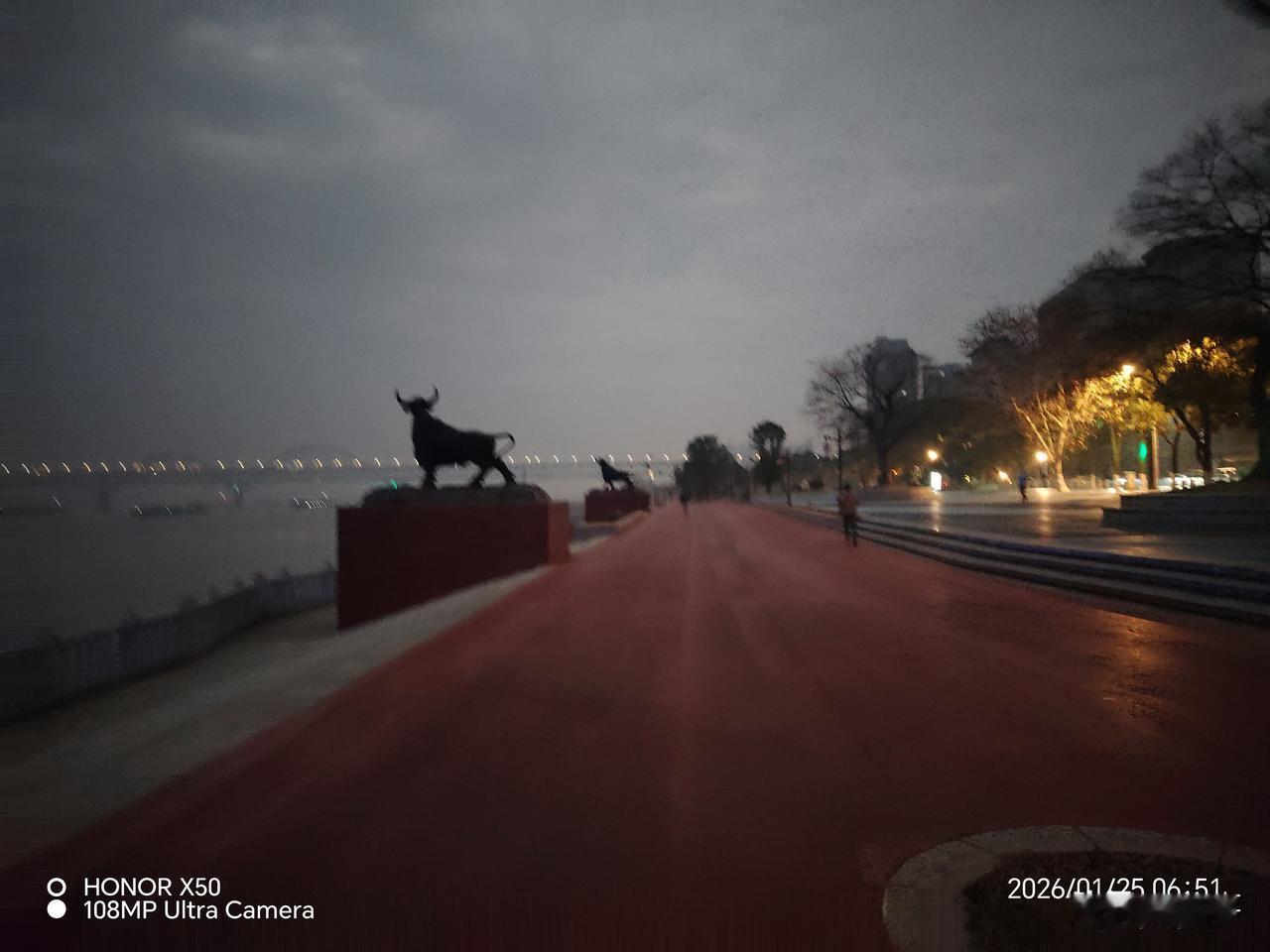 2026年1月25日长江岸边晨练“上头条聊CBA”