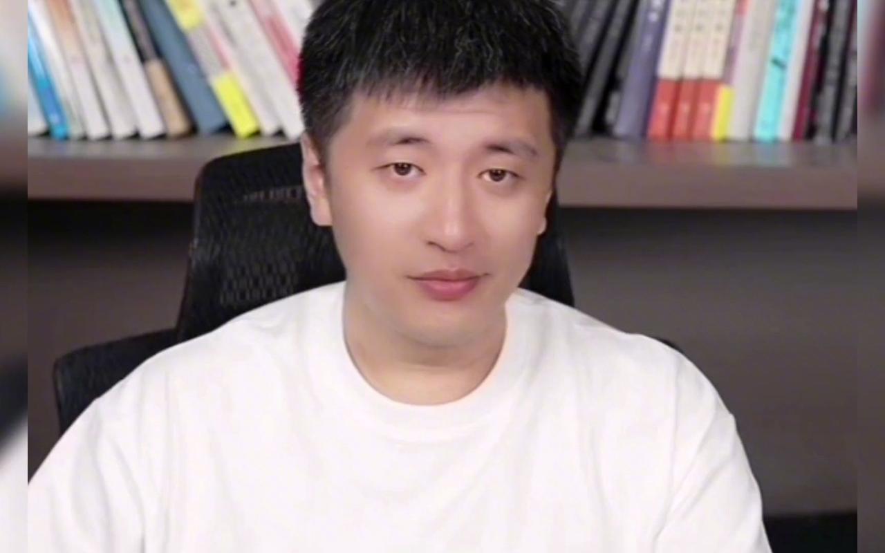 送别张雪峰先生:
塞北寒门出俊英，少年砺志向书城。
十年磨剑无人识，一语惊坛天下