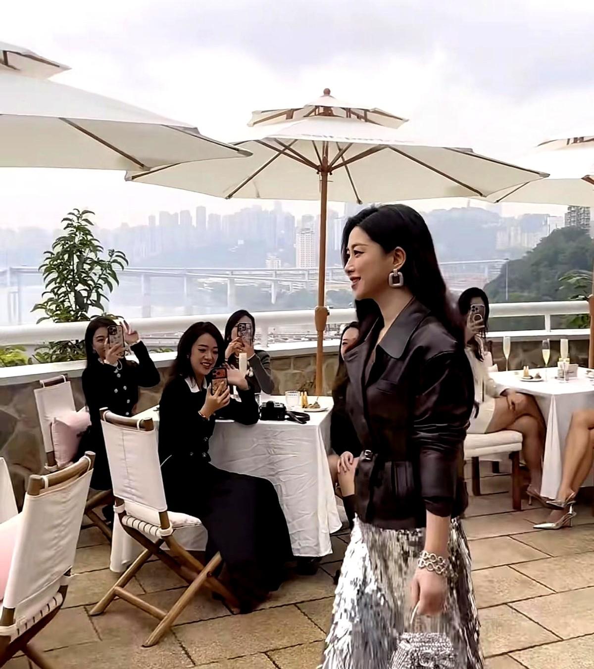 真的好美！著名影星朱珠在重庆参加活动！以前追个星得挤破头跑外地，现在重庆街头转角