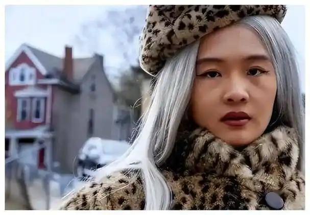 相信很多人都没有忘记当年全网热议的许可馨事件。

2020年疫情期间，她在个人微