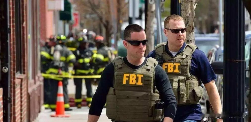 美国FBI诱捕爱泼斯坦管家的视频曝光

来源:逍遥论经

2月7日，美国司法部公