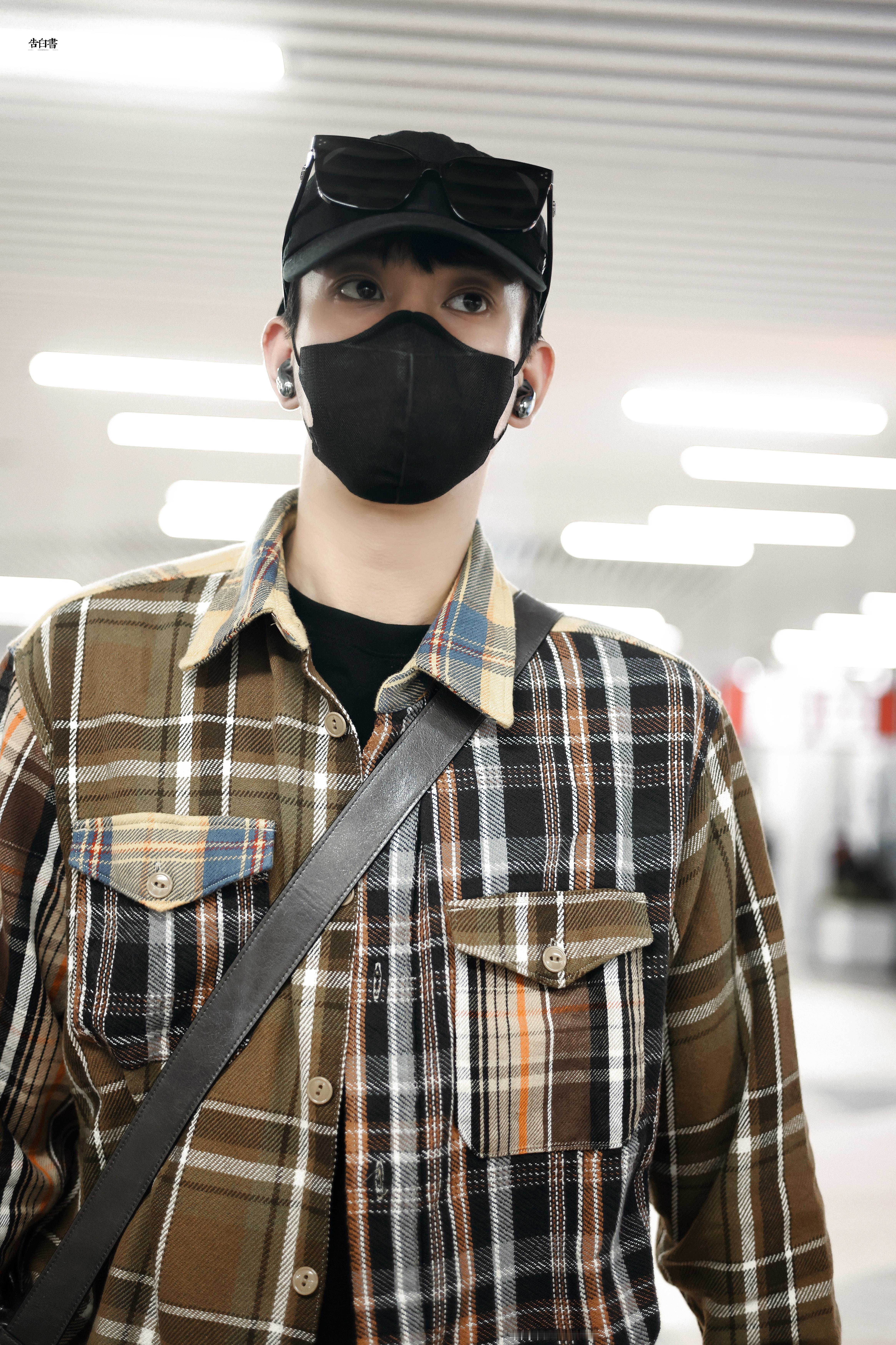 这墨镜架着像小狗耳朵。。。 