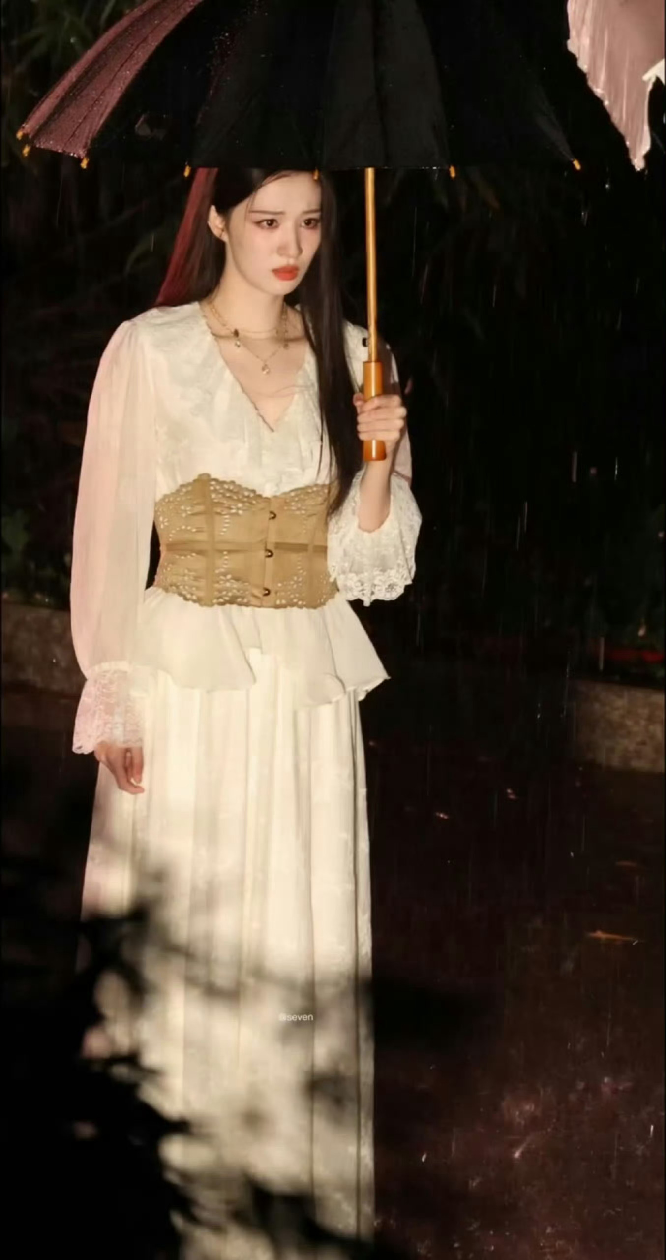 王楚然《浮生》雨夜哭戏路透，哭得也这么美，我见犹怜，雨夜破碎感拉满了！