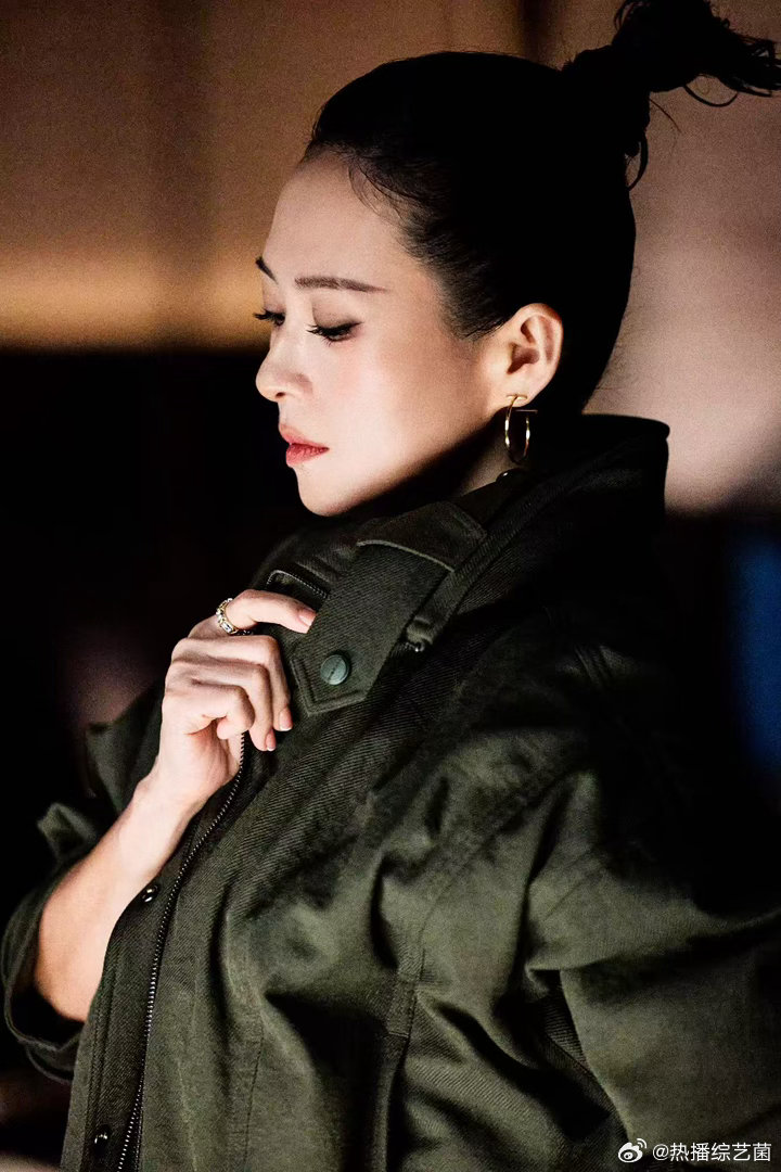 章子怡朝天辫造型章子怡束发气场全开 本来以为是普通的利落盘发，结果后面居然藏着一