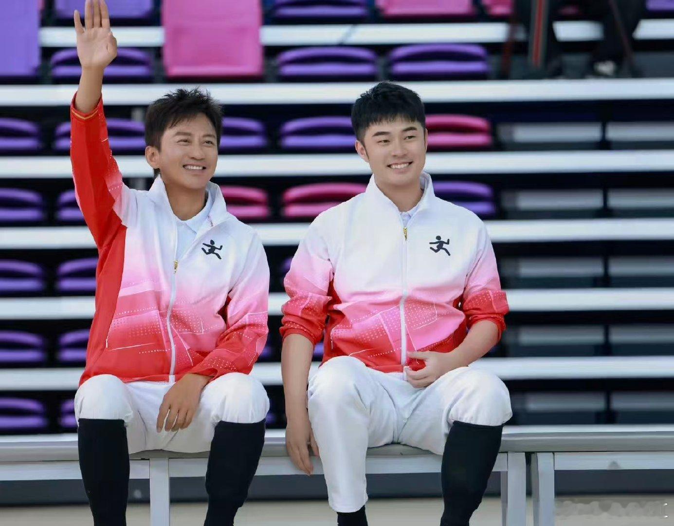邓超带五哈团唱超级英雄哈哈哈哈哈熟悉旋律一响瞬间破防，邓超带着五哈团齐唱超级英雄