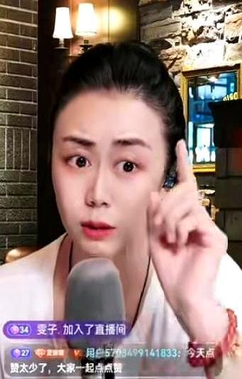 第一次办粉丝见面会，我求你们千万别喊“我爱你”。
 
他攥着话筒的手有点紧。台下