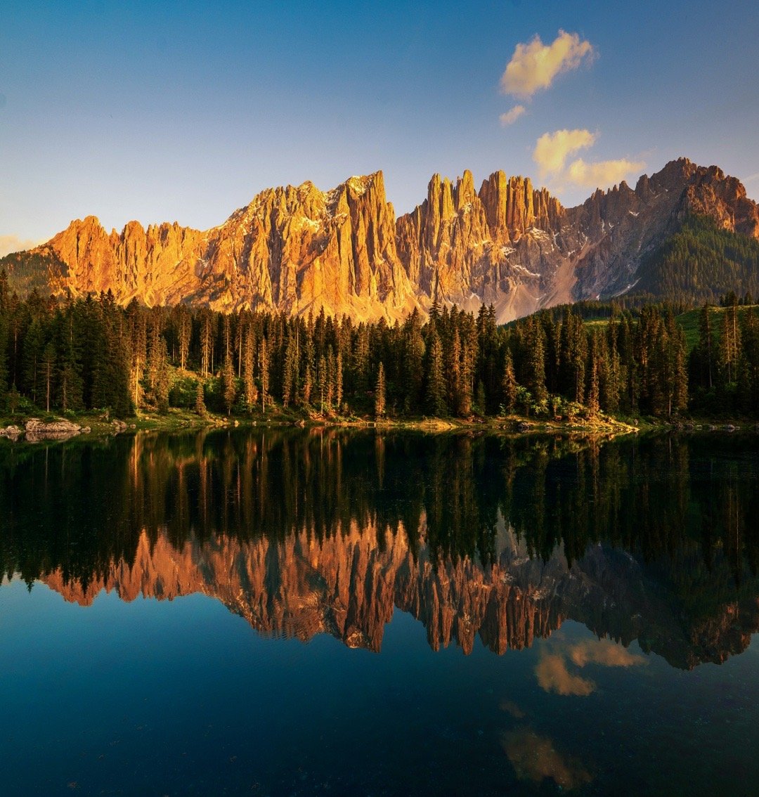 意大利多洛米蒂山脉中的卡雷扎湖（Lago di Carezza） ，也叫“彩虹湖