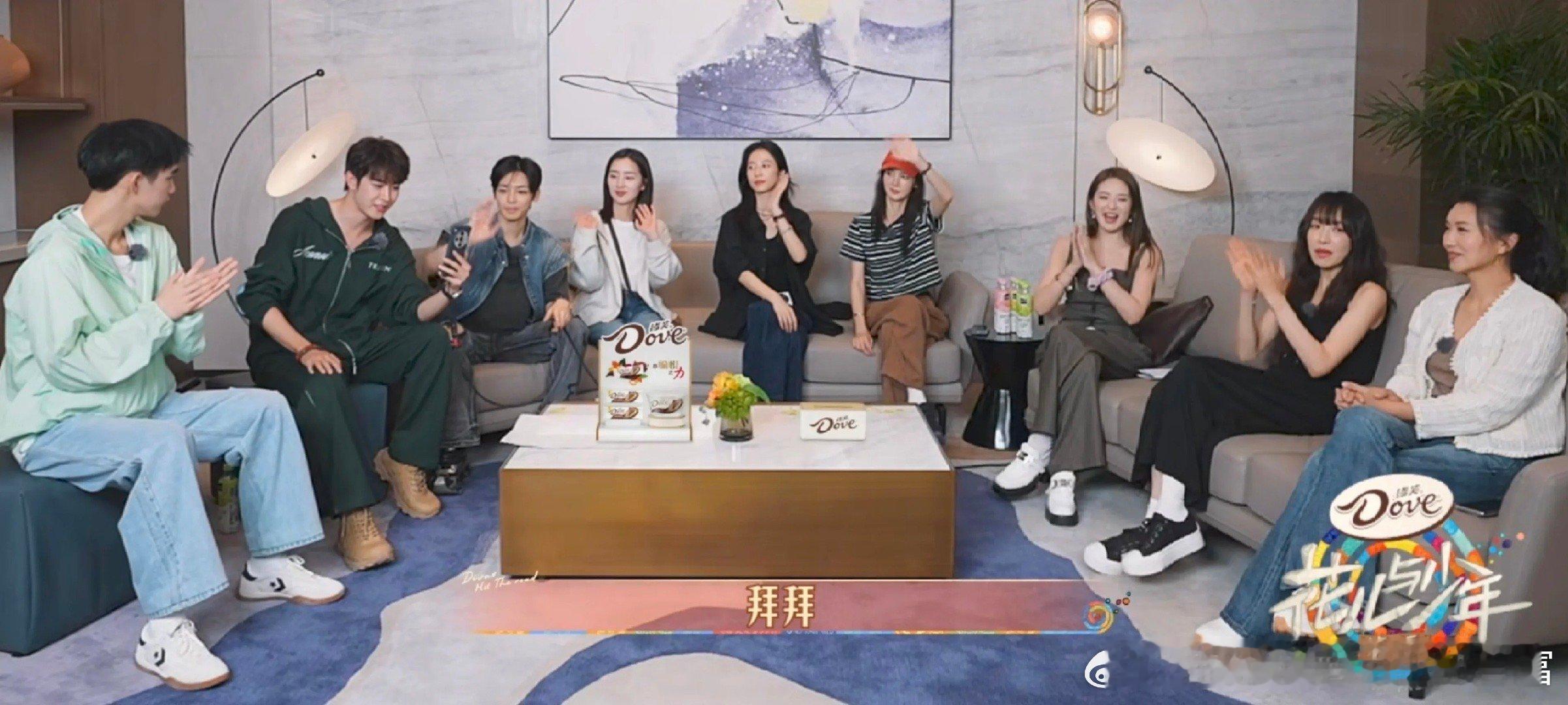 花少首播大概就能看出后续组合捆绑了荣+邓，年龄最小的还是首站导游，肯定后续捆绑侯