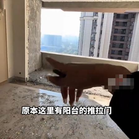 小品变现实，女子新买的毛坯房，一星期没来，竟然被别人装修了。
近日，淮安一女子刚