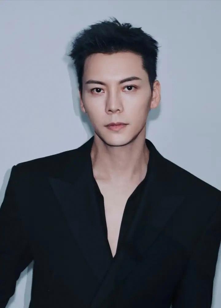 1. 袁弘一直想再要一个女儿，凑成二胎，但张歆艺并不愿意。一来，生育可能会让她的