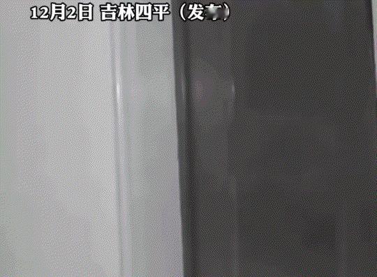 吉林，一女子晚上独自和狗子在家，可半夜时却遭到酒醉邻居敲门，并尝试解锁门锁进入，