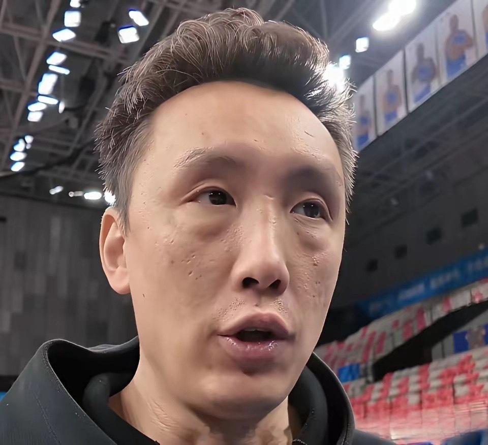 易立谈庞峥麟落选，真是说到点子上了！他说庞峥麟与国家队老队员有差距，这很正常，毕