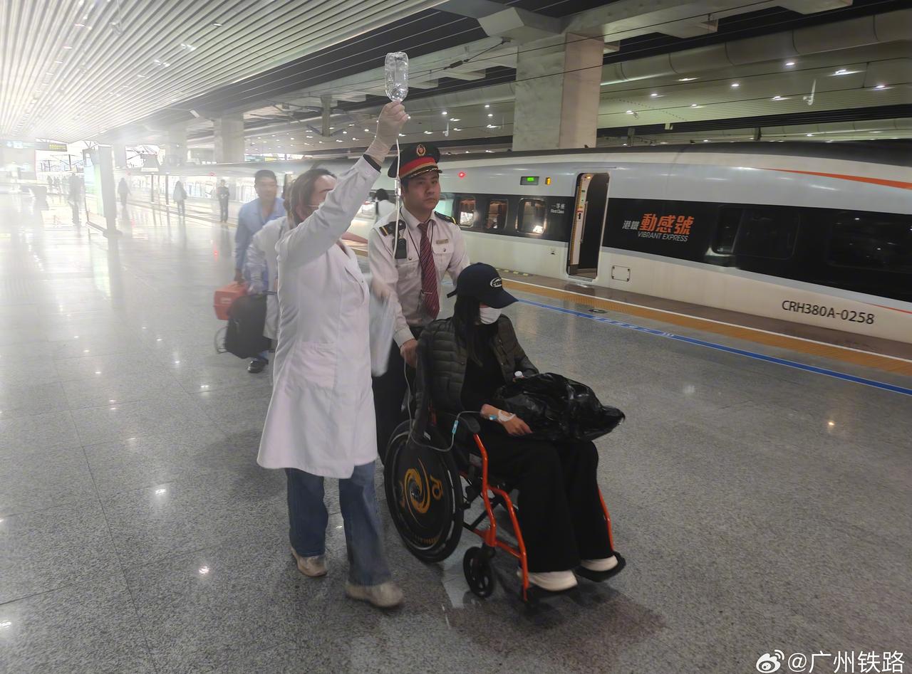 3月12日，一名旅客搭乘G6580次列车到达广州南站后，在站台突发腹痛致虚脱，无