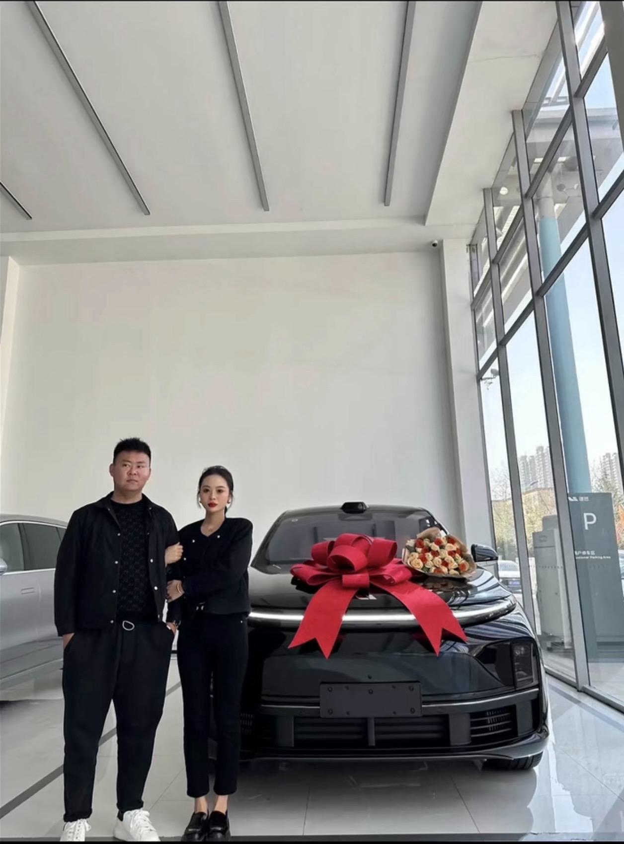 后来我们拼命赚钱 不为别的  只为报答曾经抬不起头的日子 我们风雨同舟...