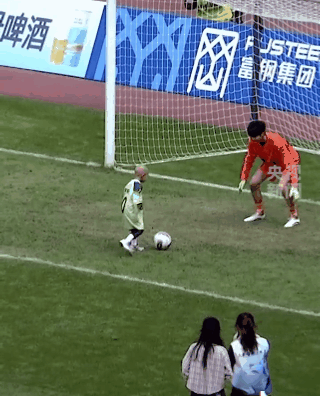 一不小心，火到央视了！

浙江“吴越杯”足球联赛，湖州队一名6岁的特殊小球员踢进