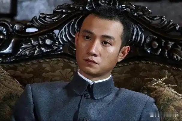 巅峰时期的文章是张若昀亲爹都打不过的程度。
 
当时《雪豹》即将开拍，张若昀的父