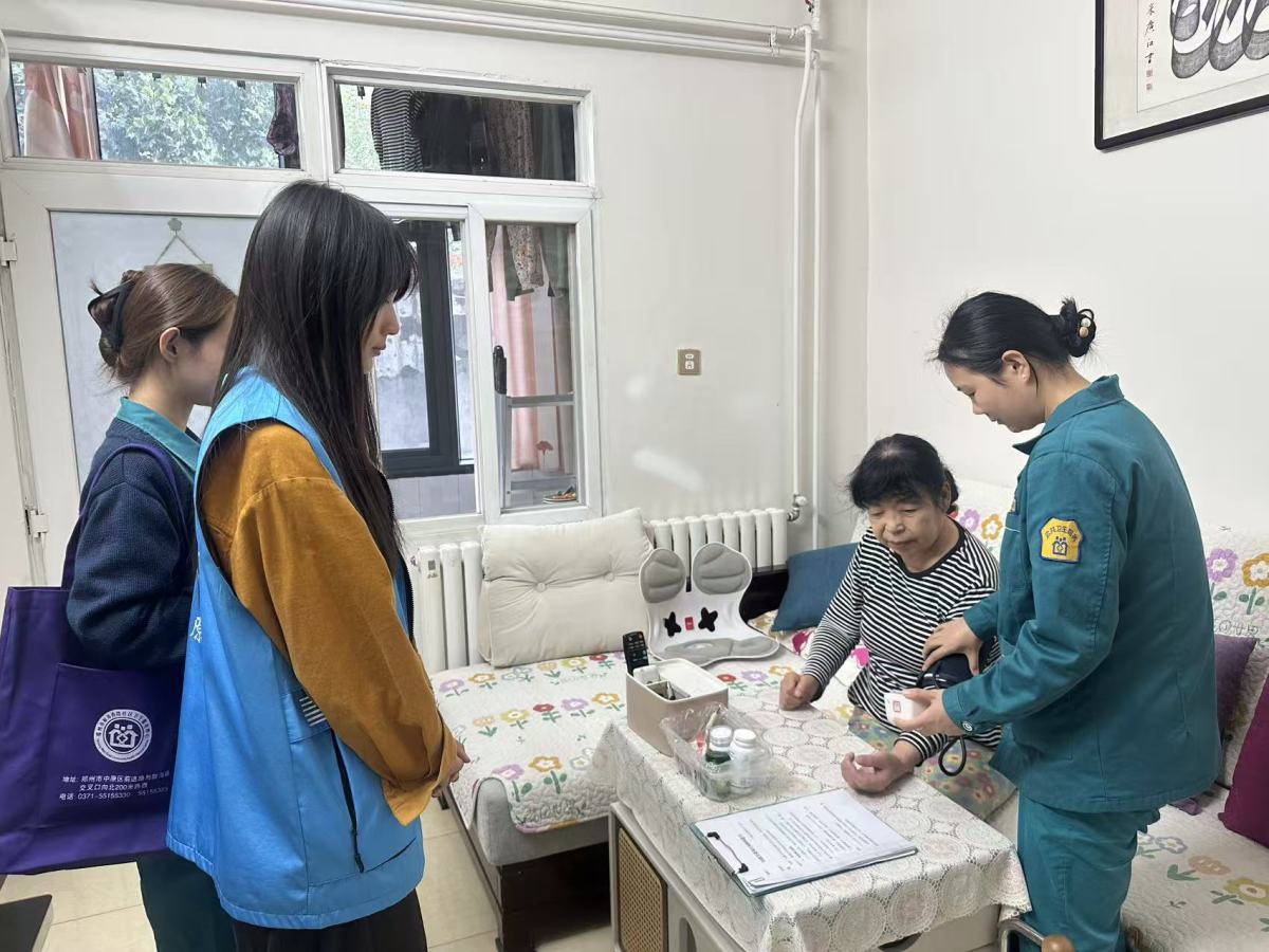 林山寨街道郑州日报社区：医助关爱进家门 情暖孤寡老人心