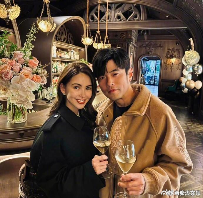 周杰伦分享求婚昆凌细节 据台媒，24日，周杰伦受访时透露新歌MV中将有求婚昆凌的