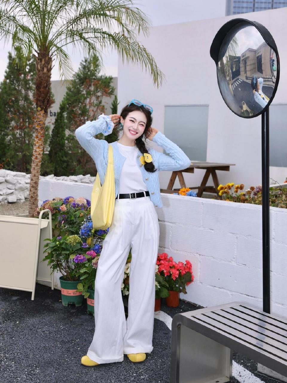 阳光明媚的午后，时尚穿搭与花海相伴，尽显青春活力！🌞💃🌸活力穿搭