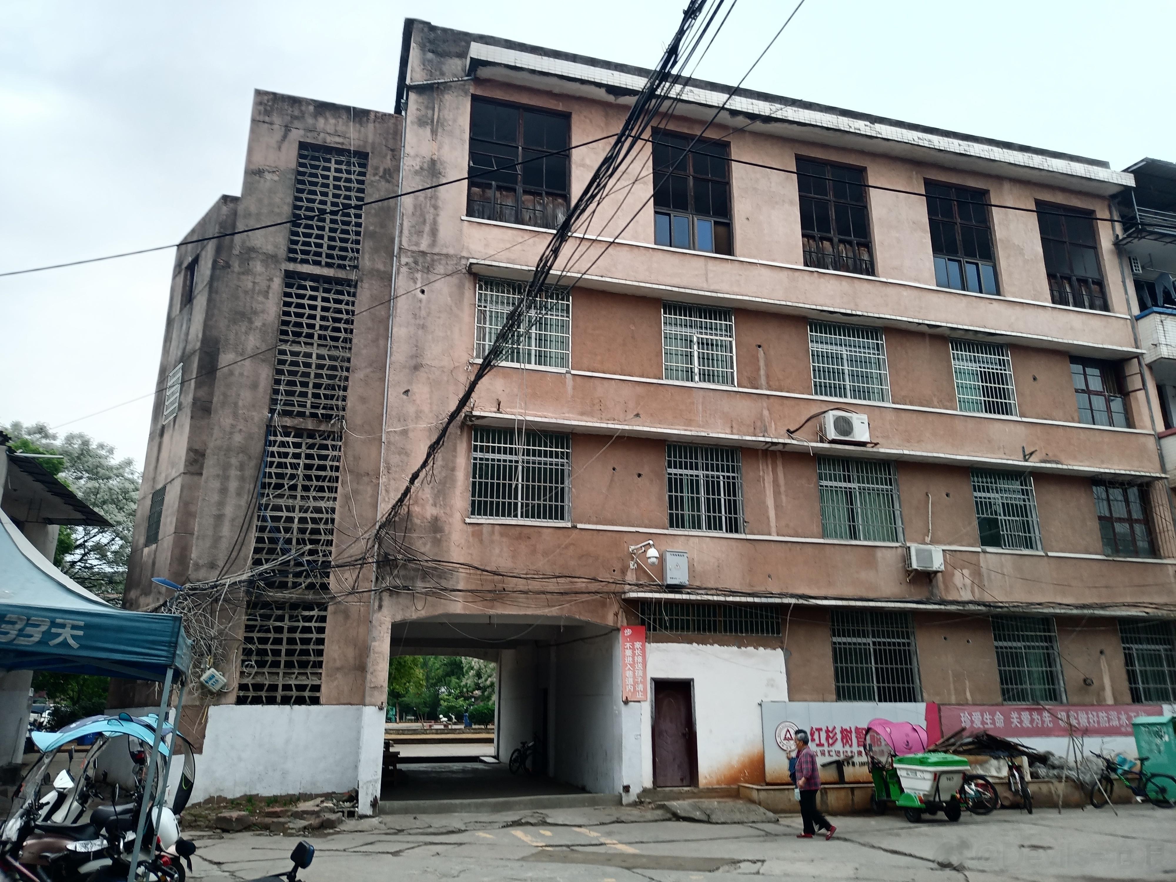 南丰古城，县衙和文庙旧址，县衙成了老街区几乎都在的古城里一块较开阔的广场，提供了