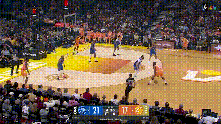 骑士超级后卫哈登疯狂的戏耍魔术中锋比塔泽！在今天进行的骑士和魔术的比赛中，当时比