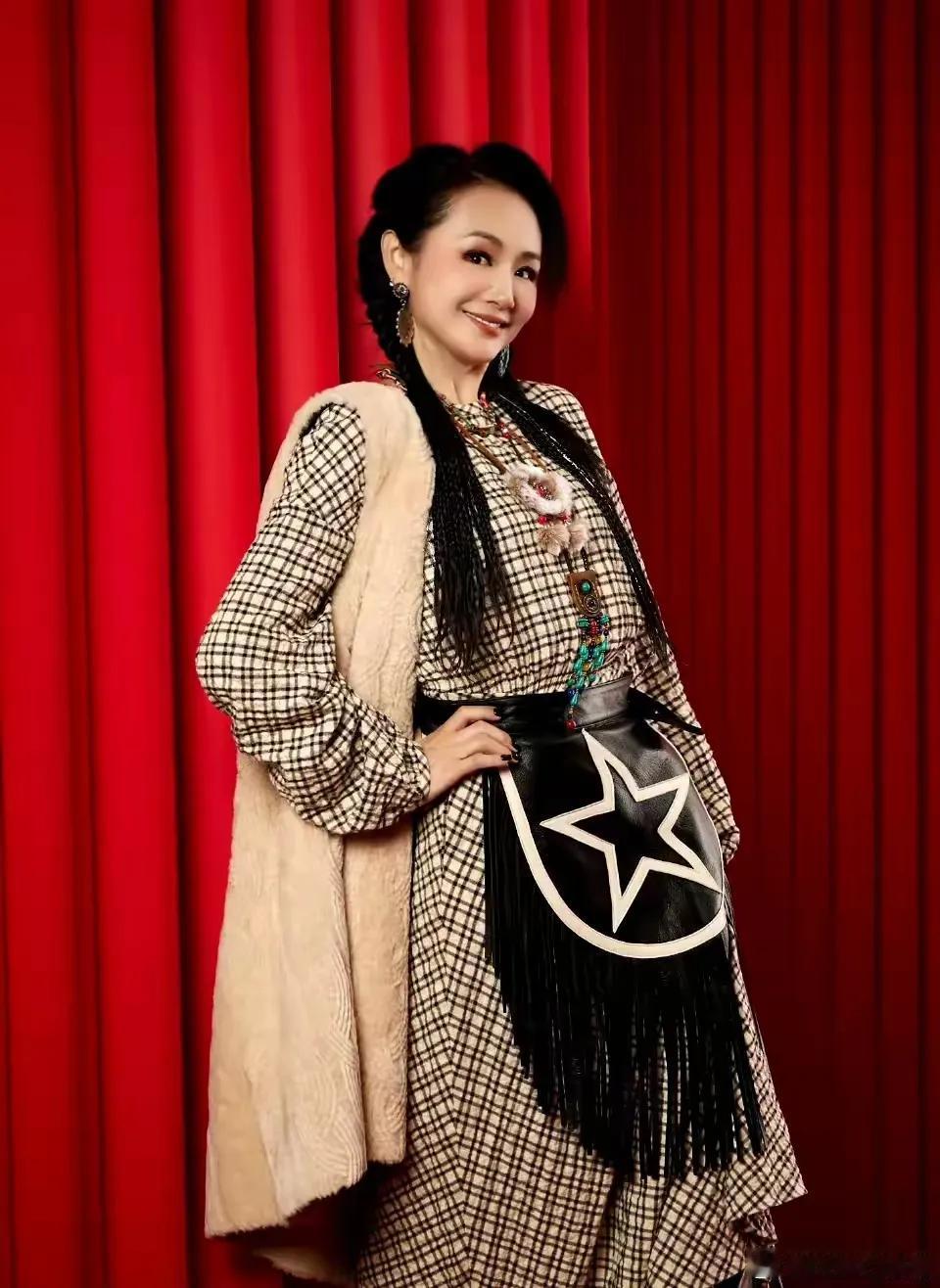 曹颖今日《乘风破浪》舞台营业照曝光，美颜滤镜过度使用，致面容失真。想当年其灵动美