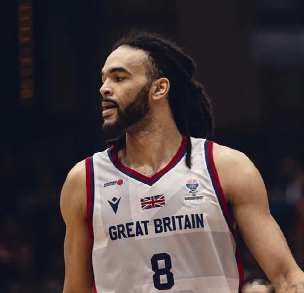 山东男篮签下英国籍外援萨夏·基莱亚-琼斯，琼斯在美国高中时期颇有名气，之后作为肯