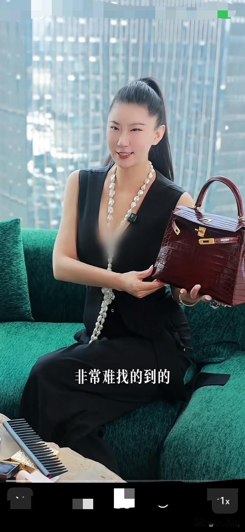 今天，这个女人上了热点了，原来都不认识，现在因为谢霆锋爸爸去世，抖音频道推送这个