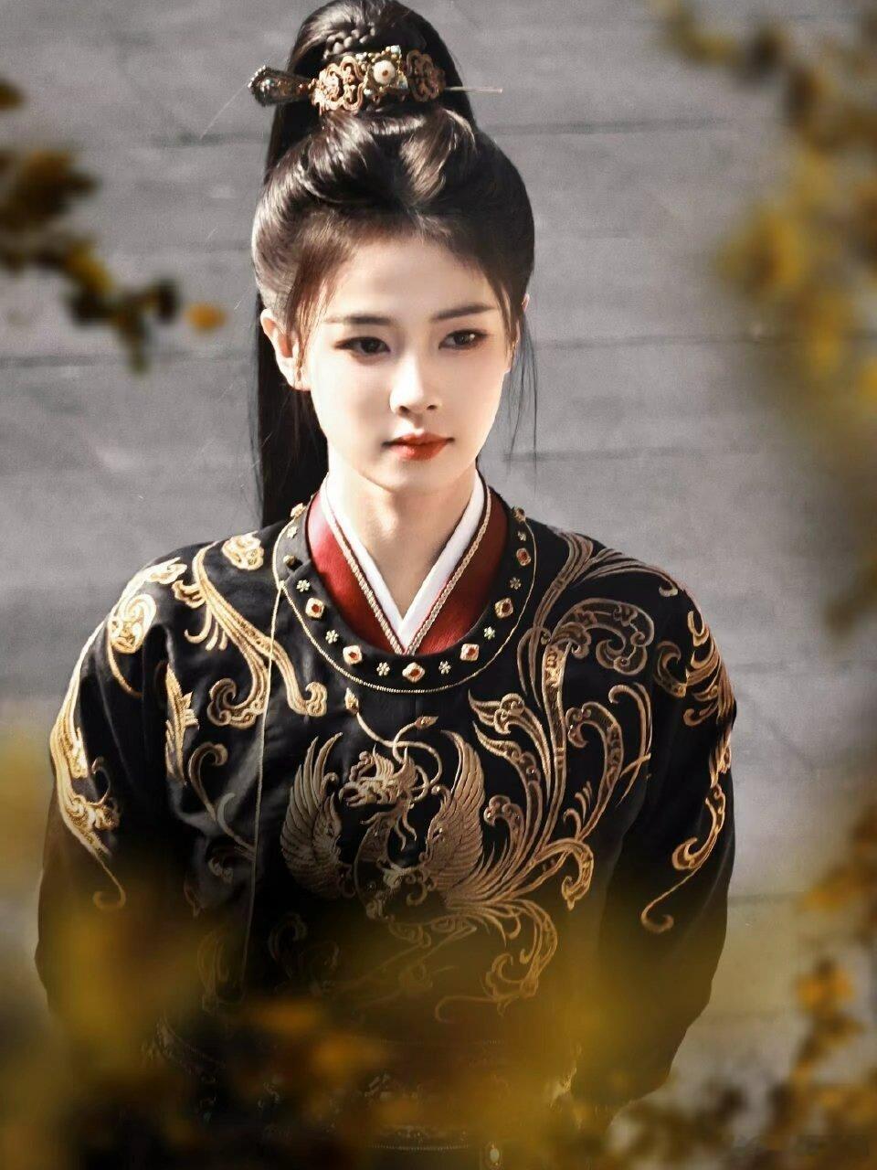 白鹿新剧唐宫奇案预约近300万 白鹿的疯批女官我能吹爆！又美又拽气场全开，坐等?