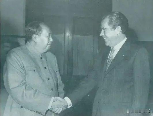 1975年2月，毛泽东主席在北京会见第二次访华的尼克松，二人亲切握手交谈，此次会