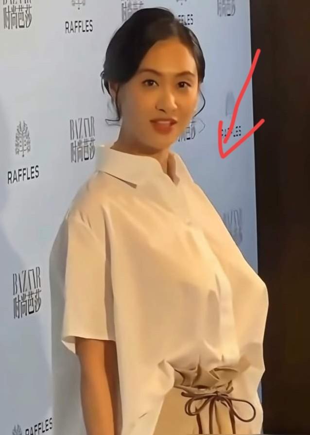 54岁，盘个低发髻，穿件廓形衬衫配短裤。就这，也能被全网分析一遍。
你以为是随手