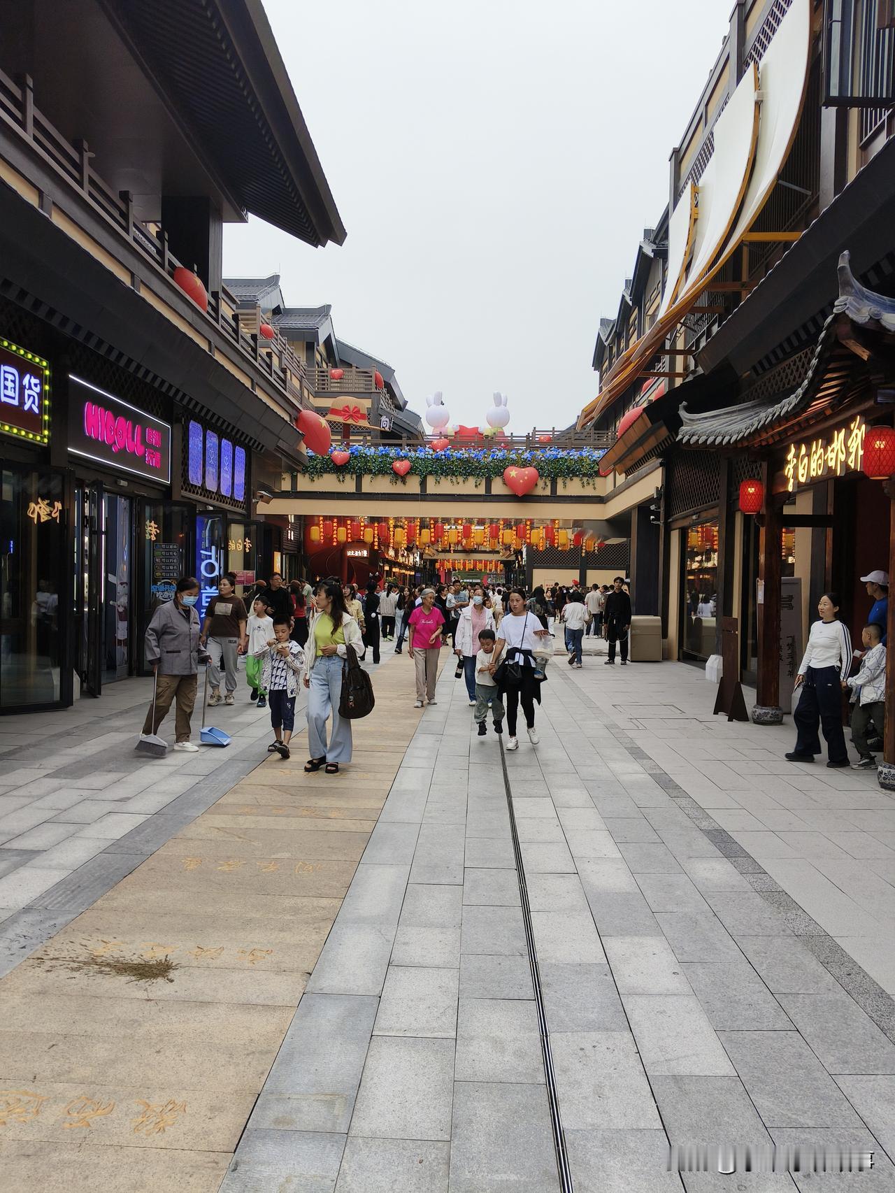 秋日生活打卡季 古风街市漫步，感受传统与现代的交融。