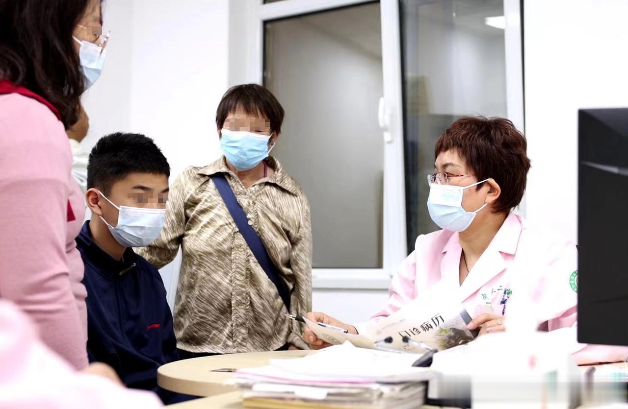 上个月我接诊了一个16岁的男孩，孩子看起来沉默寡言，我问什么答什么，说话声音特别