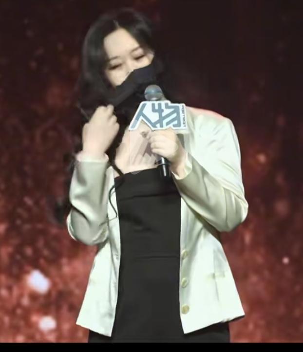 在给Papi发声的第1285天，西高地妈妈第一次在媒体上，面对观众摘下口罩，露出