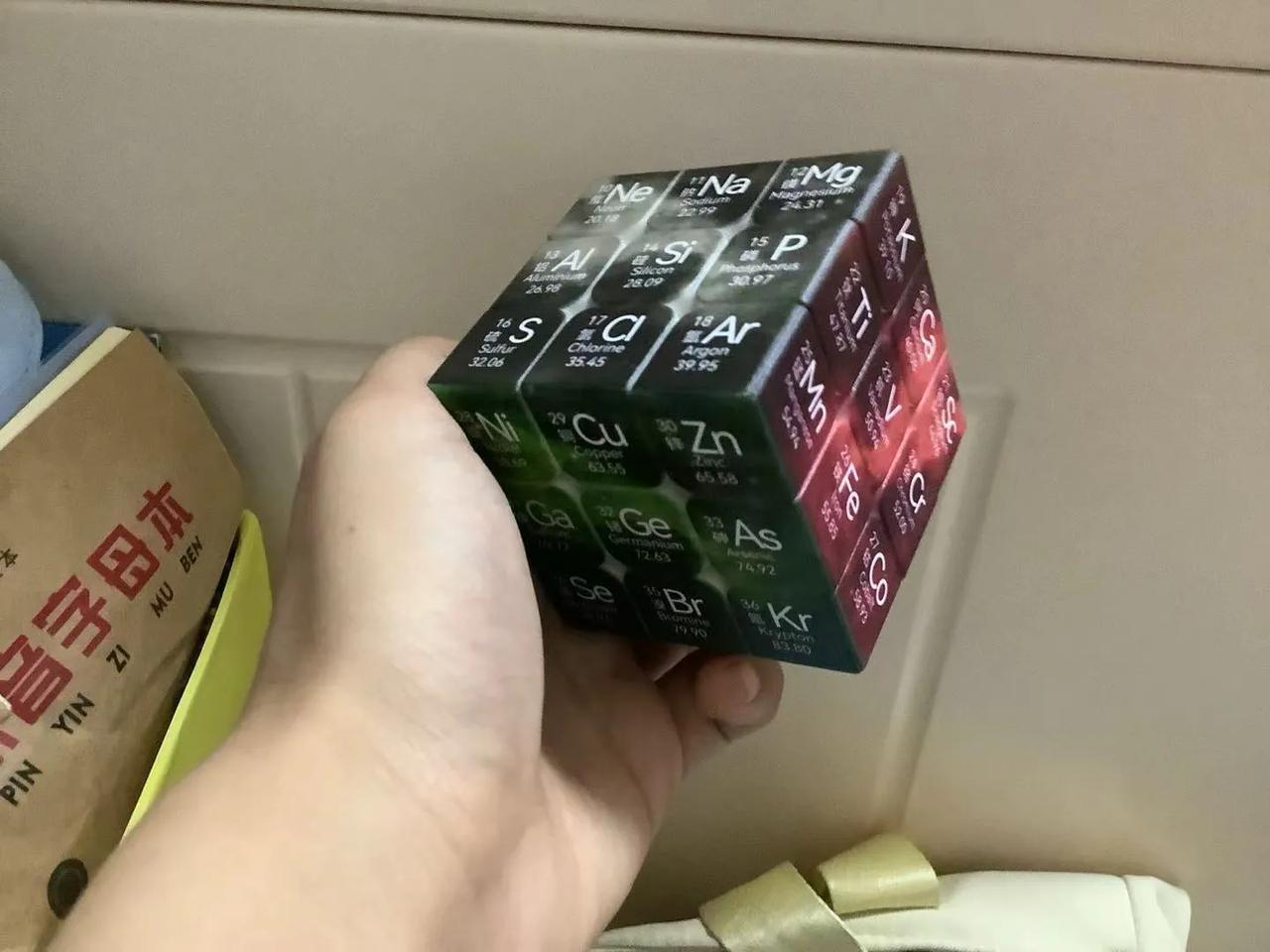 【小姨的礼物🎁】
         刚取回小姨的礼物，孩子欣喜的打开快递，说，