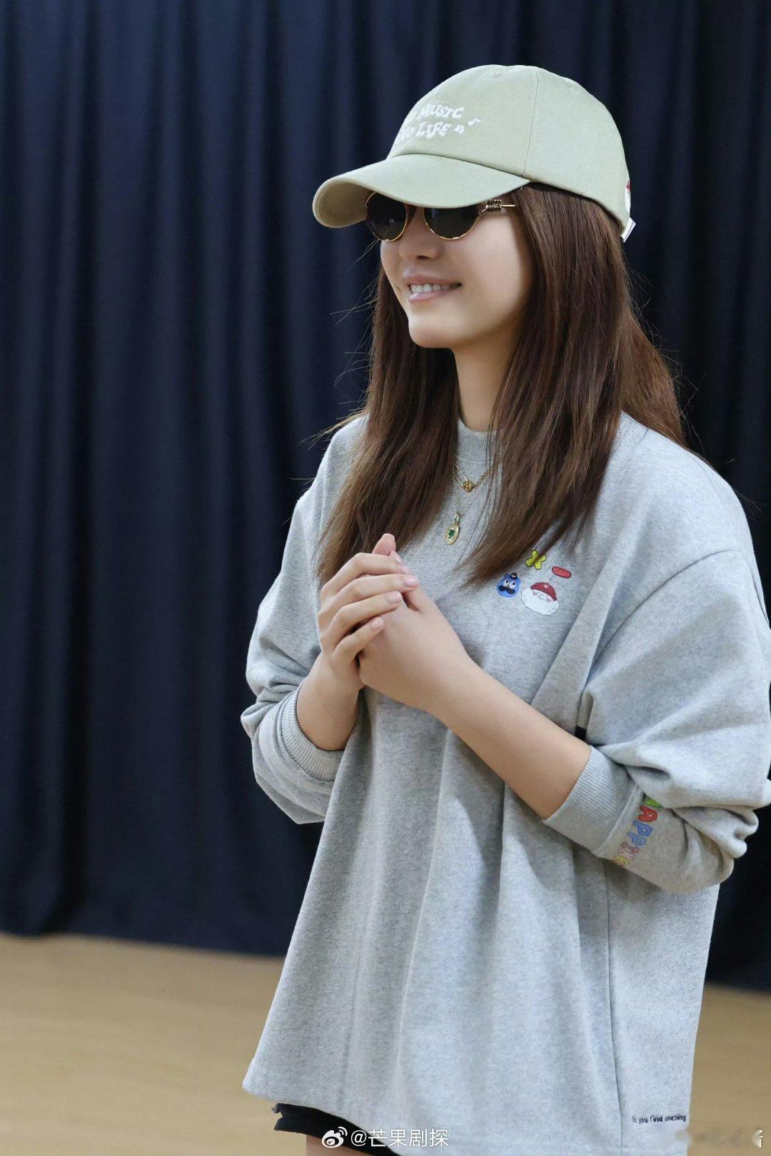 陈妍希带墨镜排练话剧陈妍希戏内演绎悲欢戏外自在悠然沉浸式打磨话剧舞台！陈妍希排练