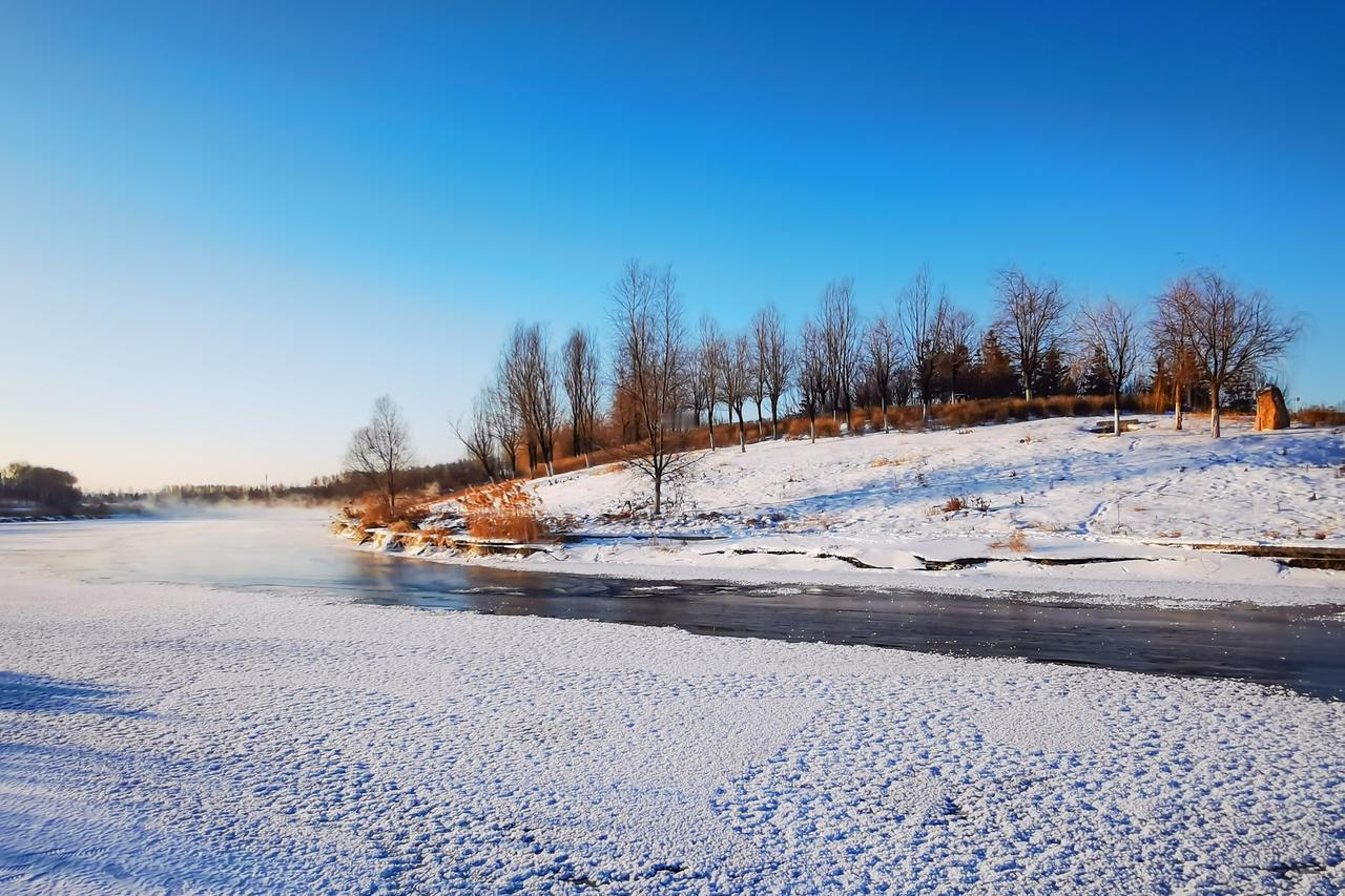 《寒波暖雾》
 
数九清晨，一层暖雾笼罩着伊通河。远远望去，淡乳色的烟岚自河面升