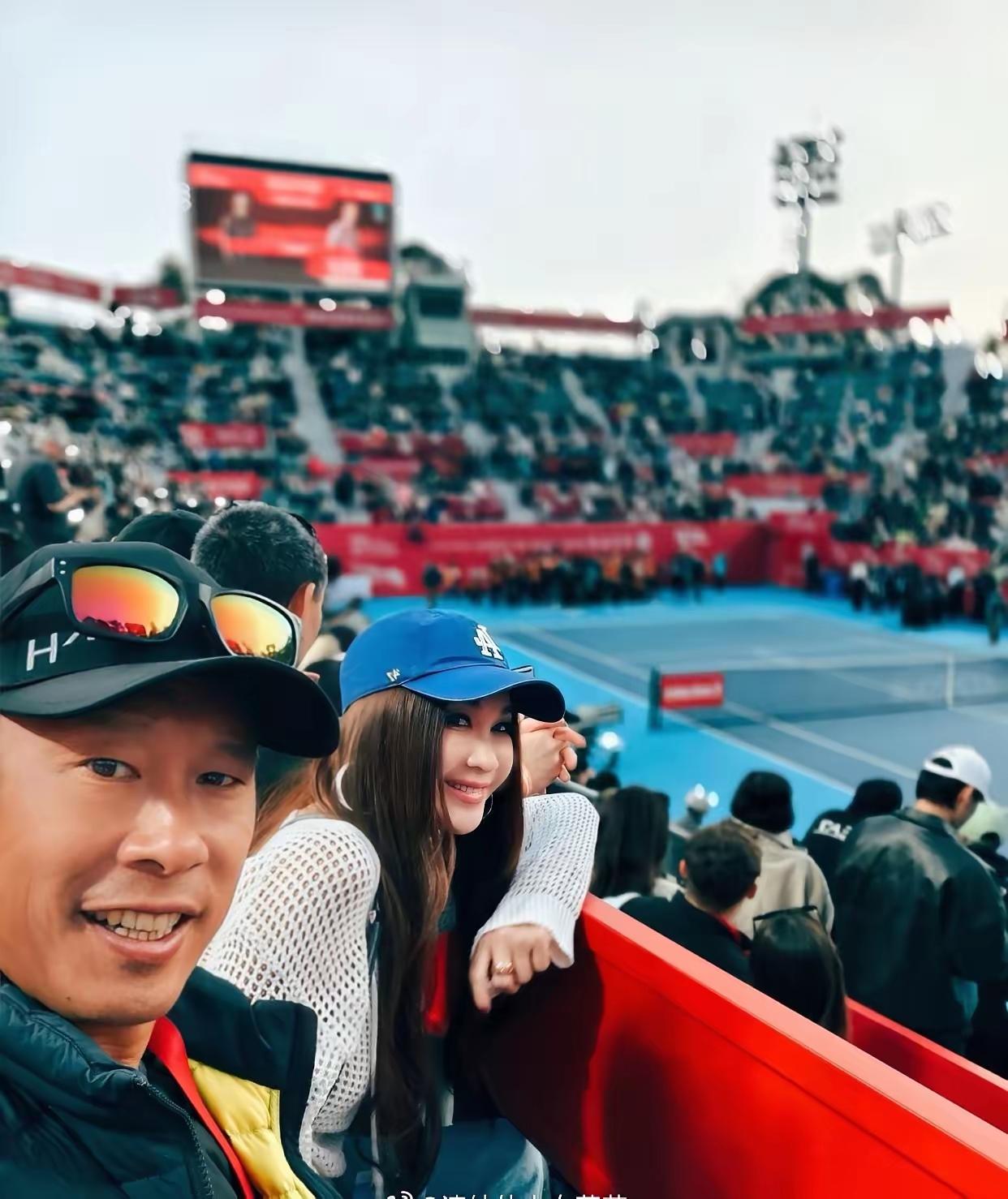 温碧霞与丈夫及好友一同现身网球赛场观赛。令人眼前一亮的是，向来以性感造型示人的她